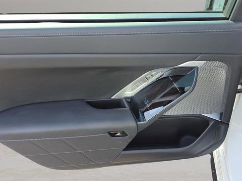 Used 2025 BMW 760i xDrive w/ Premium Package image 28