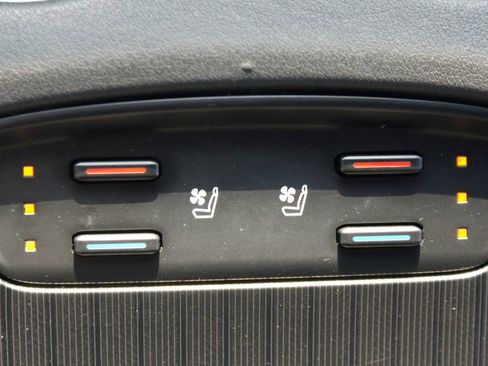 Used 2021 Toyota Venza Limited image 9