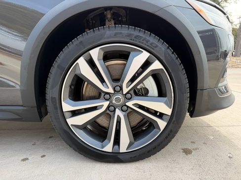 Certified 2025 Volvo V60 B5 Cross Country Plus image 9