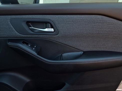 Used 2023 Nissan Rogue SV image 25