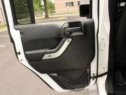 Used 2012 Jeep Wrangler Unlimited Sahara w/ Connectivity Group AWD/4WD image 18