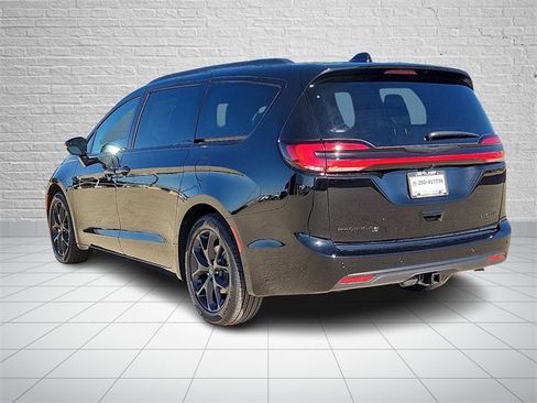 New 2026 Chrysler Pacifica Limited w/ Uconnect Theater Family Group image 3