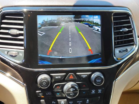 Used 2020 Jeep Grand Cherokee Overland AWD/4WD image 22