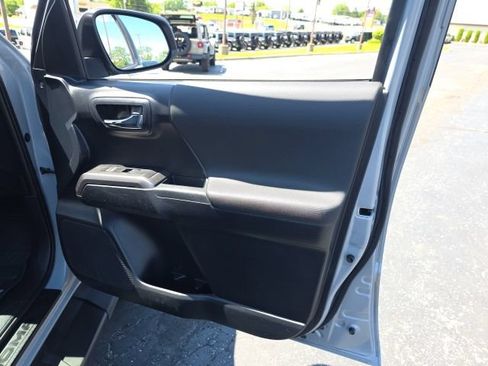 Used 2018 Toyota Tacoma TRD Sport AWD/4WD image 39