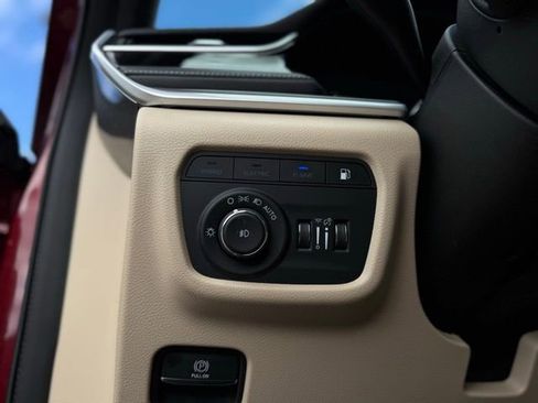 Used 2023 Jeep Grand Cherokee 4WD 4xe image 17