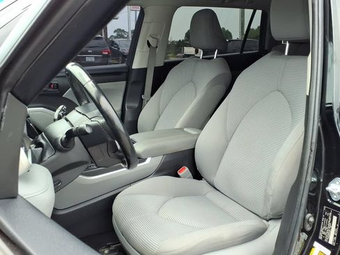 Used 2022 Toyota Highlander LE AWD/4WD image 2