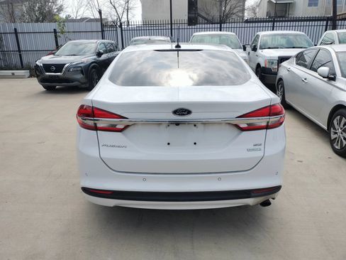 Used 2018 Ford Fusion SE w/ Fusion SE Technology Package image 4