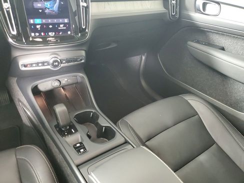 Certified 2025 Volvo XC40 B5 Core image 19