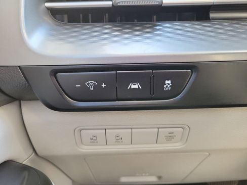 Used 2022 Kia Carnival LX image 24