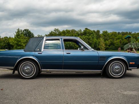 Used 1988 Chrysler Fifth Avenue RWD image 21