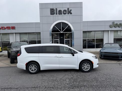 New 2027 Chrysler Pacifica LX FWD image 3