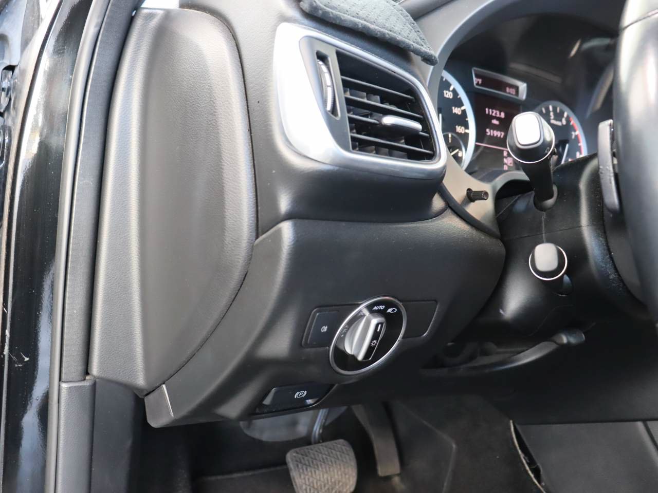 Used 2018 INFINITI QX30 FWD image 12