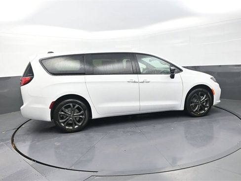 New 2026 Chrysler Pacifica Select image 8