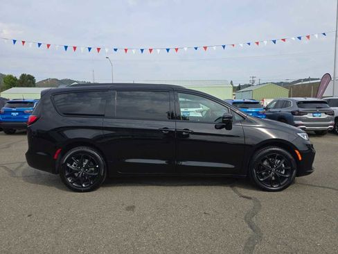 New 2026 Chrysler Pacifica Limited w/ S Appearance Package image 6