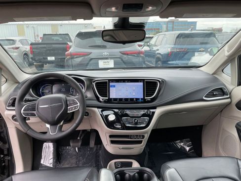 Used 2023 Chrysler Pacifica Touring-L image 36