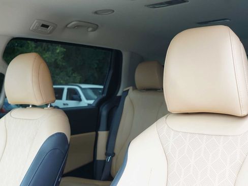 Certified 2023 Kia Carnival EX FWD image 10