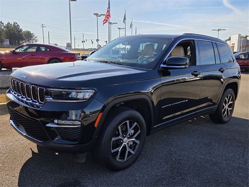 Used 2023 Jeep Grand Cherokee Limited image 3