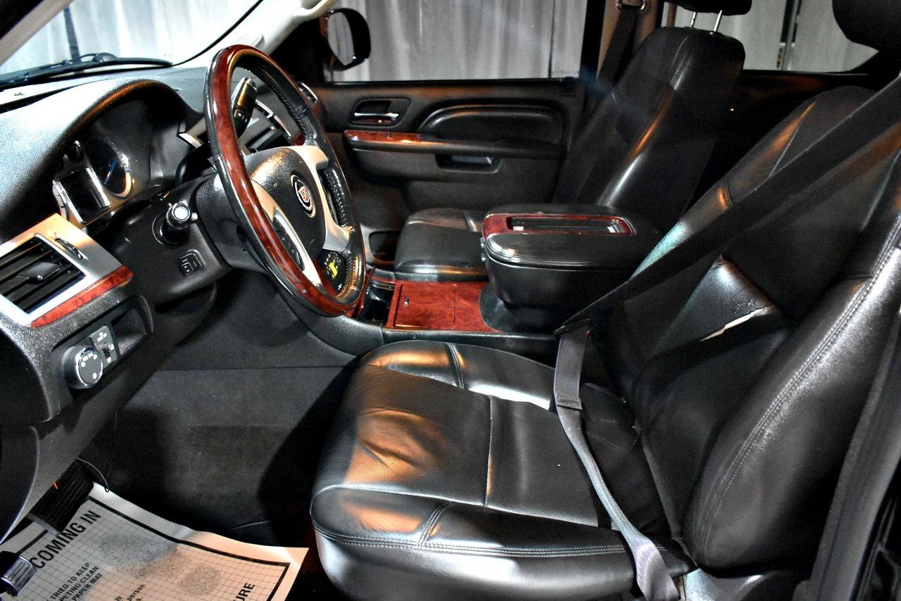 Used 2014 Cadillac Escalade Luxury RWD image 34