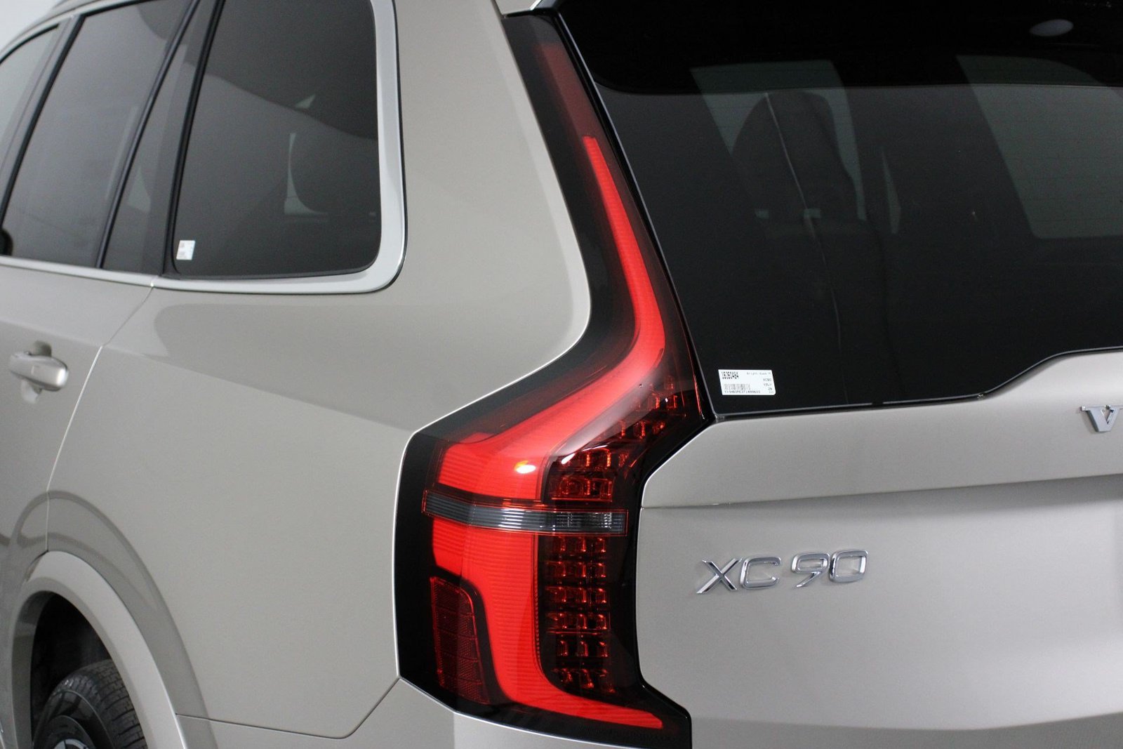 New 2026 Volvo XC90 T8 Plus w/ Protection Package Premier AWD/4WD image 15