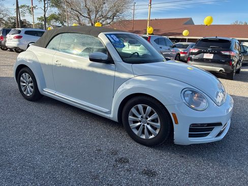 Used 2018 Volkswagen Beetle S image 3