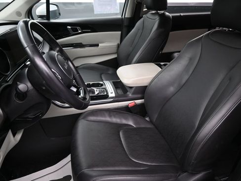 Used 2024 Kia Carnival EX FWD image 25