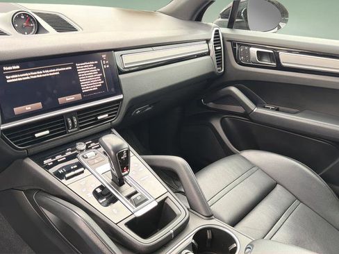 Used 2023 Porsche Cayenne Platinum Edition image 26