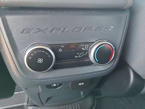 Used 2025 Ford Explorer Active AWD/4WD image 24