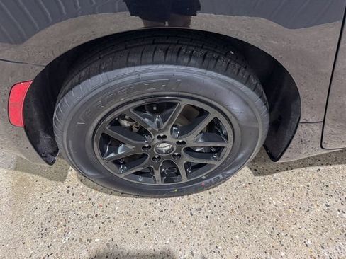Used 2024 Chrysler Pacifica Touring-L FWD image 27