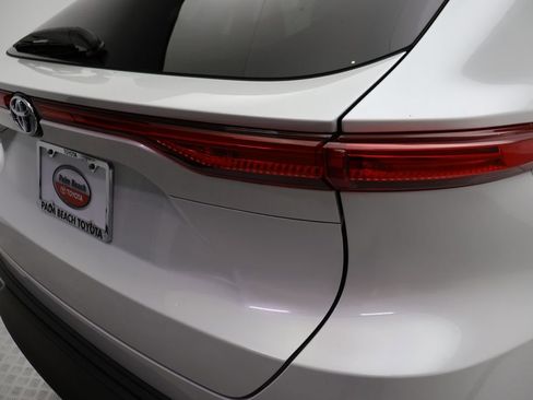 Certified 2023 Toyota Venza LE image 9