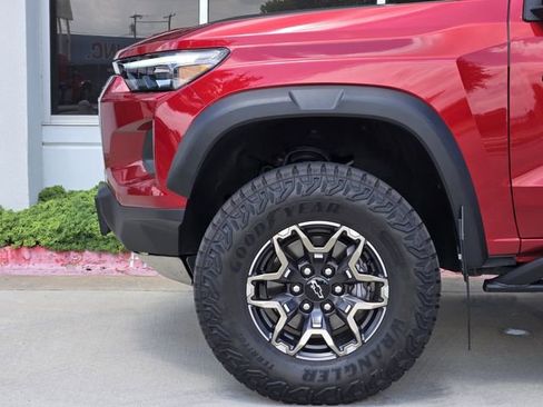 Used 2025 Chevrolet Colorado ZR2 w/ Technology Package AWD/4WD image 8