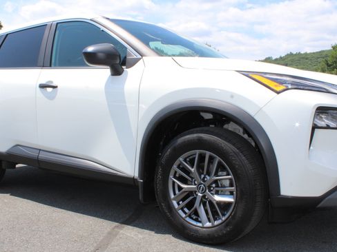Used 2023 Nissan Rogue S AWD/4WD image 5