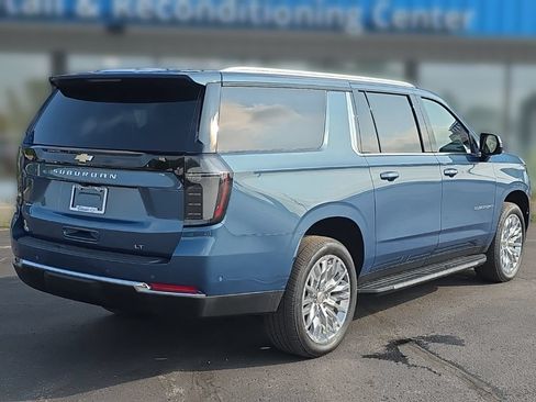 Used 2025 Chevrolet Suburban LT w/ Comfort Package AWD/4WD image 8