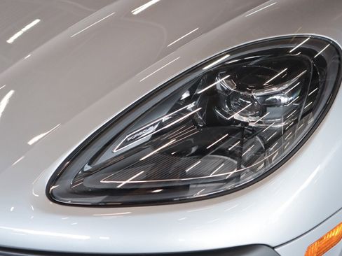 Certified 2022 Porsche Macan image 28