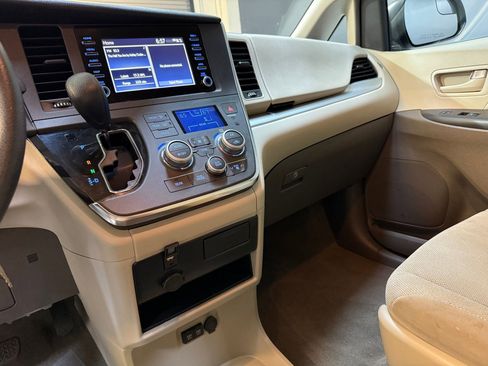 Used 2019 Toyota Sienna L image 26