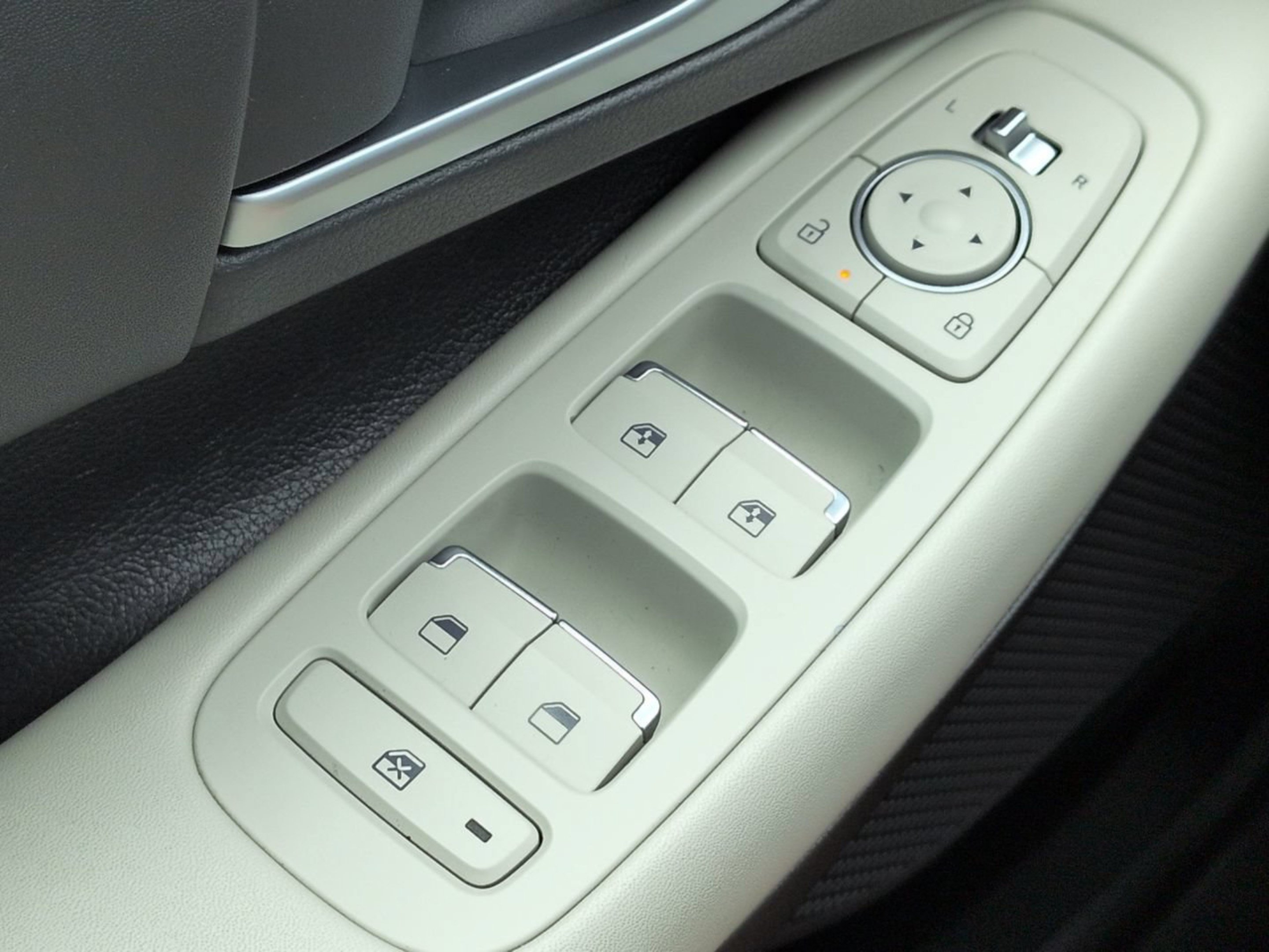 Used 2025 Hyundai Sonata SEL FWD image 30