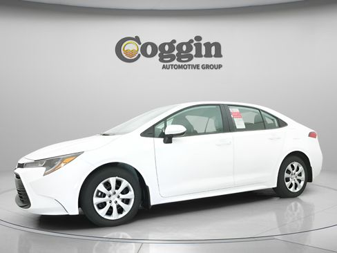 Certified 2025 Toyota Corolla LE FWD image 3