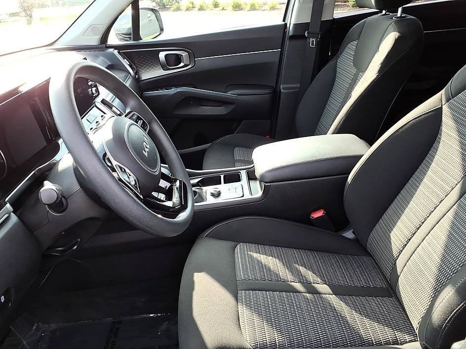Used 2023 Kia Sorento LX AWD/4WD image 14