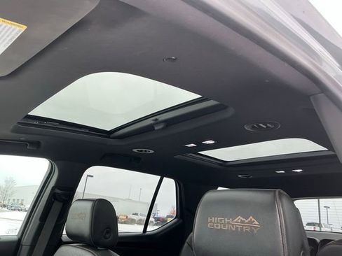 Used 2023 Chevrolet Traverse High Country image 34