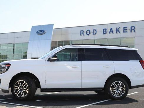 Certified 2025 Ford Expedition Active AWD/4WD image 3