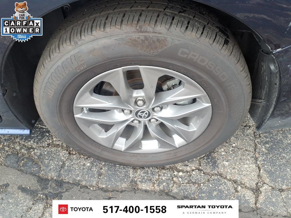 Used 2025 Toyota Sienna XLE FWD image 11