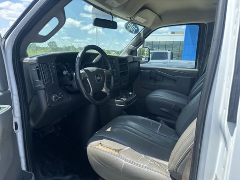Used 2019 Chevrolet Express 3500 w/ Driver Convenience Package RWD image 9