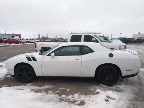 Used 2018 Dodge Challenger SXT image 9