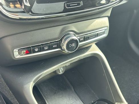 Certified 2025 Volvo XC40 B5 Plus AWD/4WD image 21