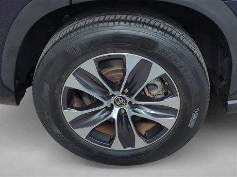 Used 2023 Toyota Highlander XLE FWD image 9