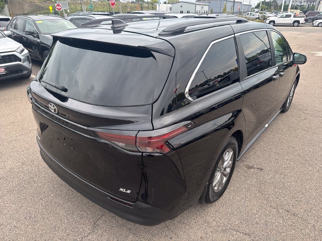 Used 2026 Toyota Sienna XLE AWD/4WD image 9