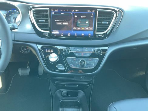 Used 2026 Chrysler Voyager LX FWD image 20