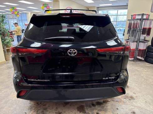 Used 2023 Toyota Highlander XLE image 9