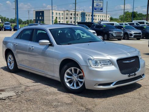 Used 2021 Chrysler 300 Touring RWD image 32