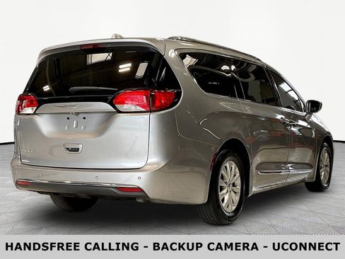 Used 2018 Chrysler Pacifica Touring-L FWD image 6