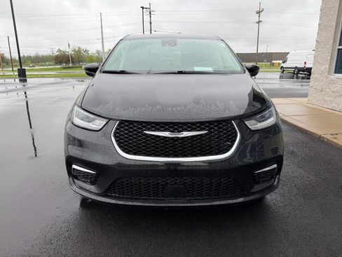Used 2023 Chrysler Pacifica Touring-L FWD image 2